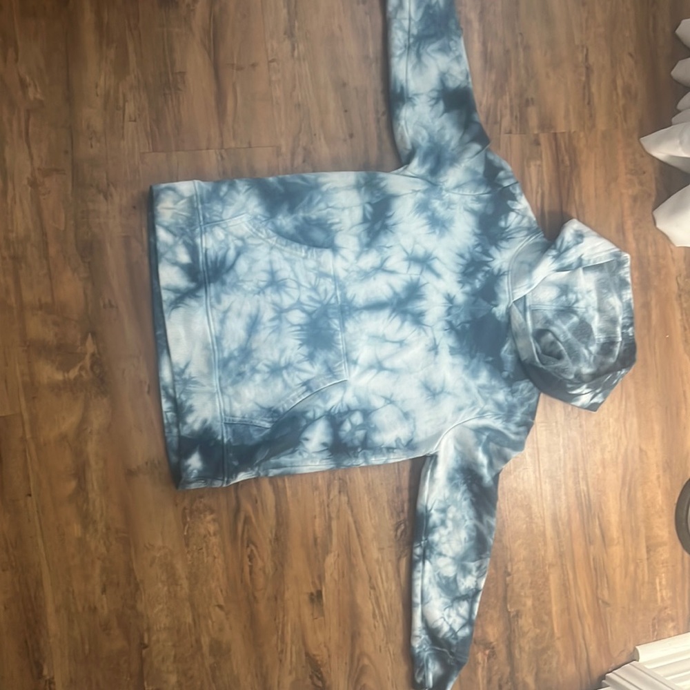 A dark blue and white kids size small but it can fit a medium it looks like
